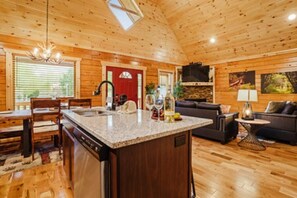 Fridge, microwave, oven, stovetop - Beary Cozy Den (Gatlinburg)