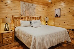 2 bedrooms, iron/ironing board, WiFi, bed sheets - Beary Cozy Den (Gatlinburg)