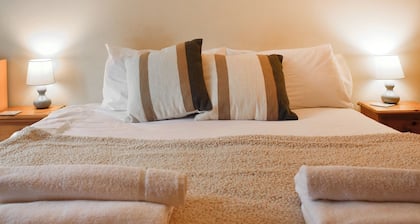 UK46717 - The Orchard