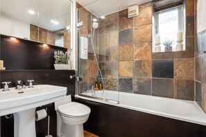 Hårtork, handdukar, tvål och toalettpapper