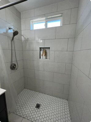 Dusche, Haartrockner, Handtücher, Seife