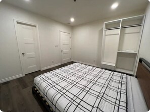 2 bedrooms, iron/ironing board, WiFi, bed sheets - Open concept modern home: about 20 minutes or less to Disney,Malls, Beaches, etc (Santa Ana)