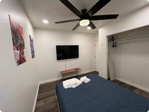 2 bedrooms, iron/ironing board, WiFi, bed sheets - Open concept modern home: about 20 minutes or less to Disney,Malls, Beaches, etc (Santa Ana)