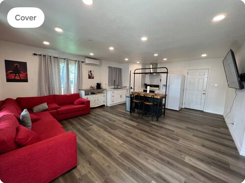 Open concept modern home: about 20 minutes or less to Disney,Malls, Beaches, etc