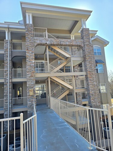Captains Quarters Walk-in Suite at the Legacy at Thousand Hills! Great Rates!