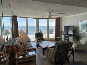 Télévision, lecteur de DVD, baby-foot, livres