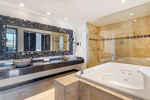 Douche, sèche-cheveux, serviettes fournies, savon