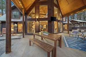 Outdoor dining - Entertaining Cabin on Creek|Prime Loc|Dogs OK (Broken Bow)