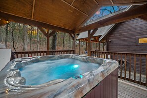 Outdoor spa tub - Entertaining Cabin on Creek|Prime Loc|Dogs OK (Broken Bow)