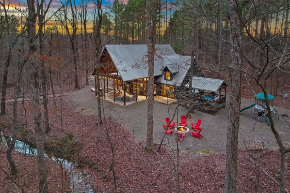Terrace/patio - Entertaining Cabin on Creek|Prime Loc|Dogs OK (Broken Bow)
