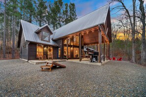 Exterior - Entertaining Cabin on Creek|Prime Loc|Dogs OK (Broken Bow)