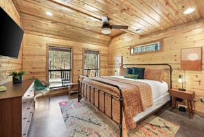 2 sovrum, skrivbord, strykjärn/strykbräda och resesäng