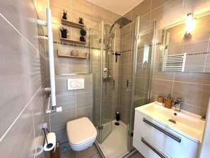 Douche, sèche-cheveux, papier toilette
