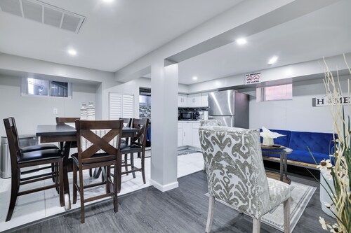 Newark 4BR Getaway Free Parking & City Access