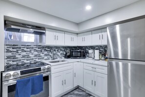 Een koelkast, een microgolfoven, een oven, een kookplaat