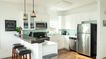 Kylskåp, mikrovågsugn, ugn och spishäll