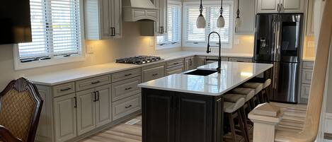 冷蔵庫、電子レンジ、オーブン、コンロ