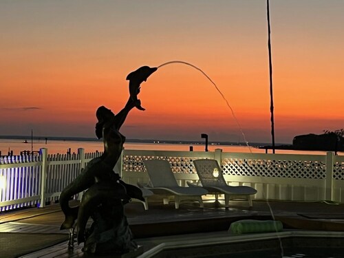 Waterfront home with 2000 sq ft. dock bar 1.5 hours from DC. Pet friendly!