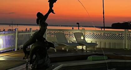 Waterfront home with 2000 sq ft. dock bar 1.5 hours from DC. Pet friendly!