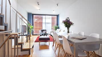 Familien-Penthouse, 3 Schlafzimmer, Parkblick | Wohnbereich | 34-Zoll-Flachbildfernseher mit Kabelempfang