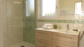 Shower, hair dryer, towels