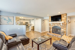 TV, fireplace - 3 Mi to Boat Ramp: Osage Beach Condo w/ Grill! (Osage Beach)