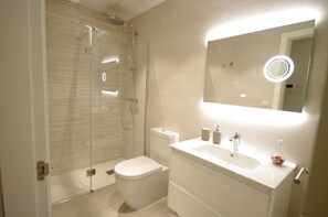 Douche, serviettes fournies