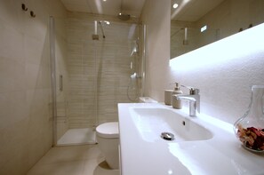 Een douche, handdoeken