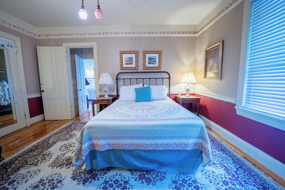 Family Double Room | WiFi (free), individually decorated, individually furnished, bed sheets