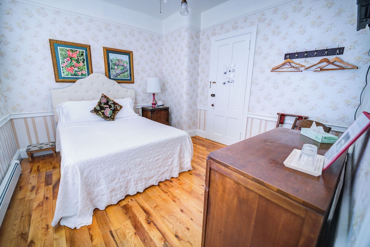 Deluxe Room, 1 Queen Bed | 1 bedroom, individually decorated, individually furnished, free WiFi