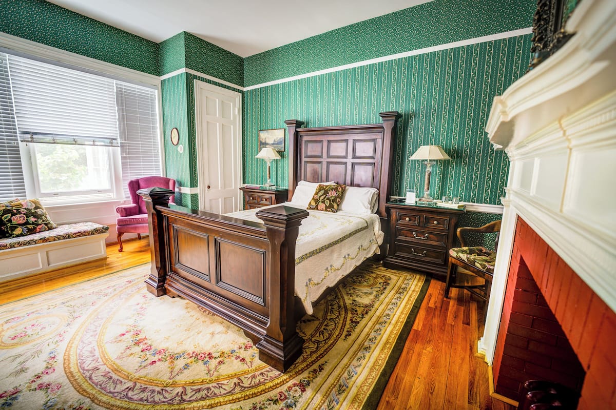 Executive Room, 1 Queen Bed | 1 bedroom, individually decorated, individually furnished, free WiFi