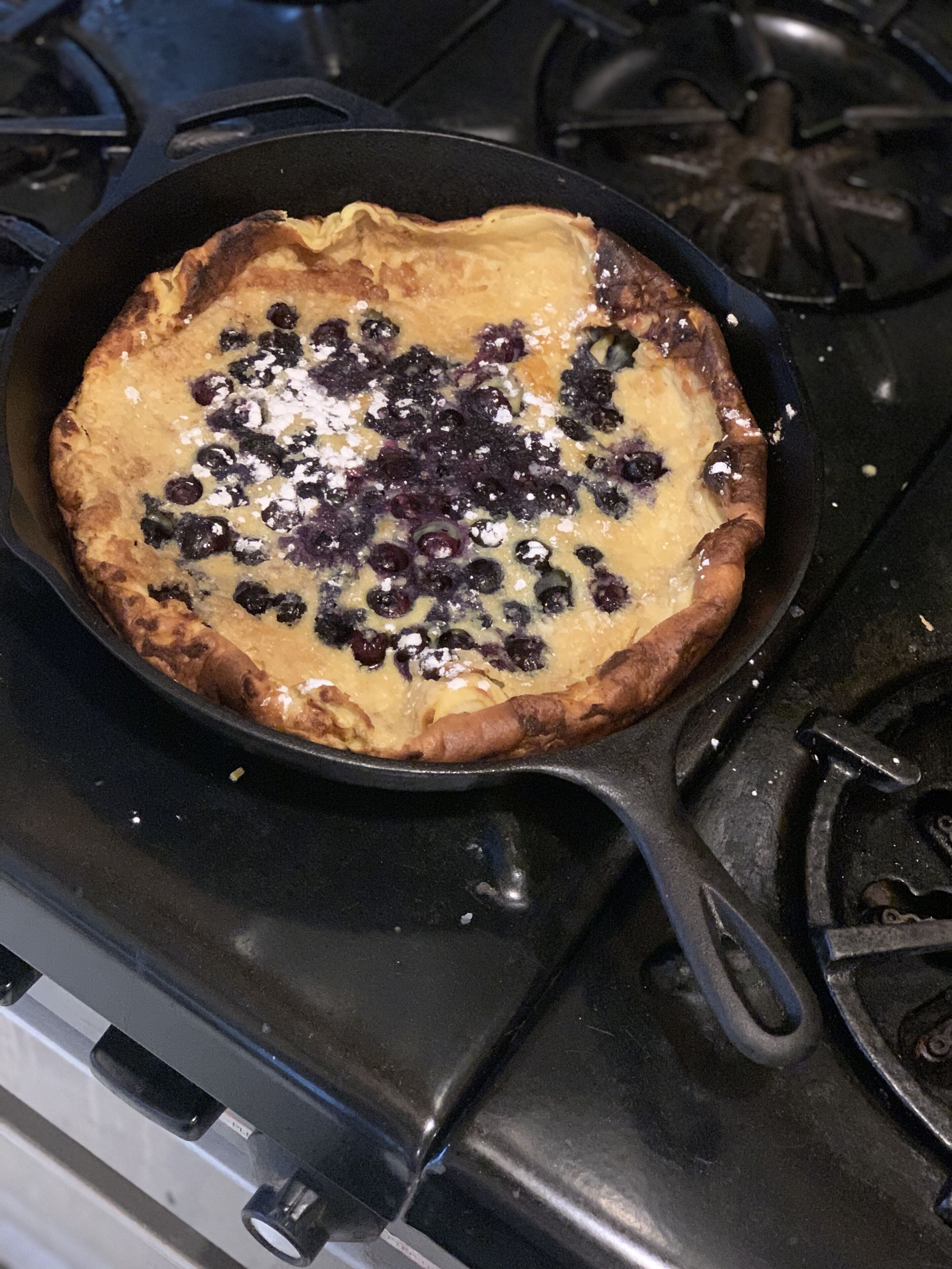 Una sartén sobre la estufa con una tarta de arándanos.