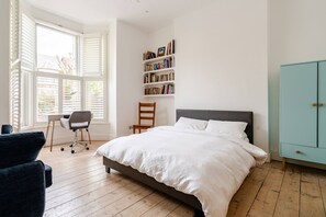 5 bedrooms, iron/ironing board, free WiFi, bed sheets - Luxury 5 Bed House in central London. 11 mins to Zone 1: 18 mins to Oxford St W1 (London)