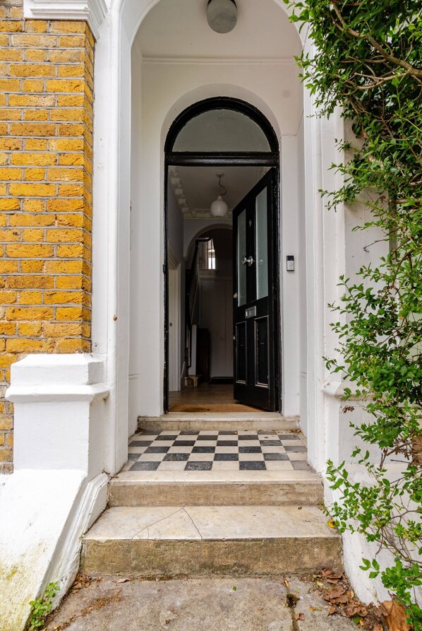 Exterior detail - Luxury 5 Bed House in central London. 11 mins to Zone 1: 18 mins to Oxford St W1 (London)
