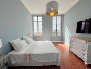 6 habitaciones, escritorio y tabla de planchar con plancha 