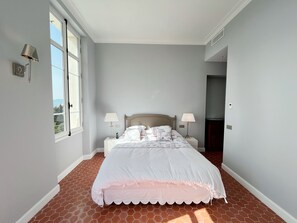 6 slaapkamers, een bureau, een strijkplank/strijkijzer, reisbedje