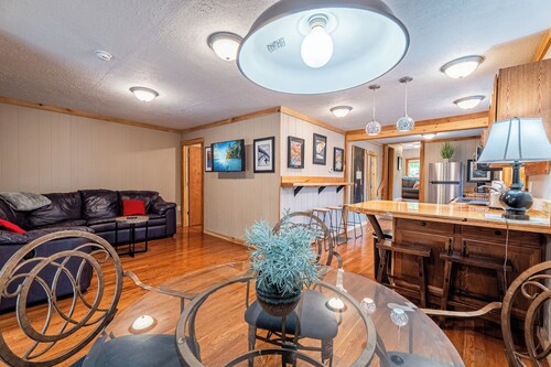 Cool cabin in Fayetteville 1 mile from downtown, Hot Tub