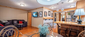 Cool cabin in Fayetteville 1 mile from downtown, Hot Tub