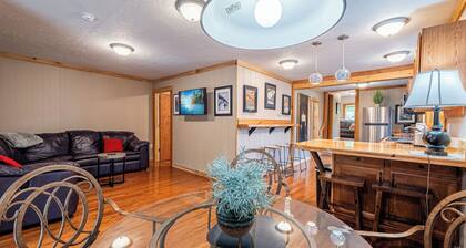 Cool cabin in Fayetteville 1 mile from downtown, Hot Tub