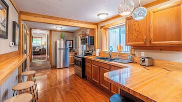 Micro-ondes, four, plaque de cuisson, cafetiĂšre/bouilloire