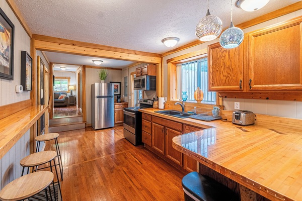 Microones, forn, placa de cuina i cafetera i tetera