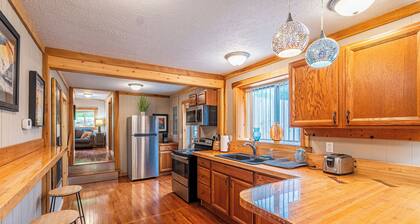 Cool cabin in Fayetteville 1 mile from downtown, Hot Tub
