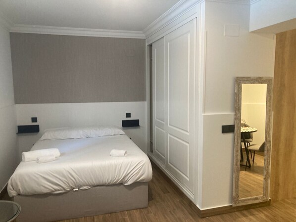 1 chambre, fer et planche à repasser, Wi-Fi gratuit, draps fournis