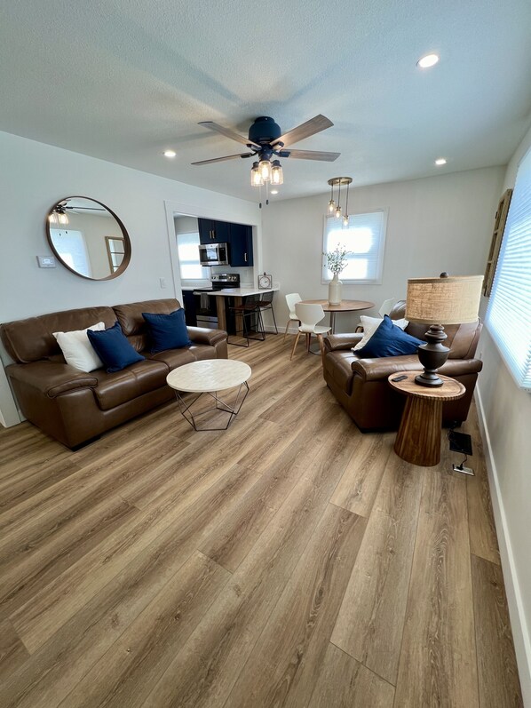 Smart TV - Stylish In-Town Retreat - 2 Bedroom, 1 Bathroom - Modern Comfort (Marion)