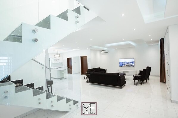 Interior - 3 Bed House Banner Vacation Home and Swiming Pool (Accra)