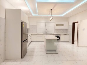 Private kitchen - 3 Bed House Banner Vacation Home and Swiming Pool (Accra)