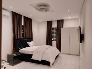 3 bedrooms, iron/ironing board, WiFi, bed sheets - 3 Bed House Banner Vacation Home and Swiming Pool (Accra)