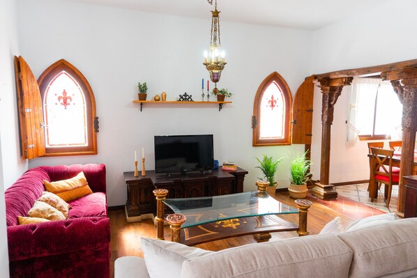 Una televisión de pantalla plana