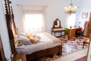 2 Schlafzimmer, Schreibtisch, schallisolierte Zimmer