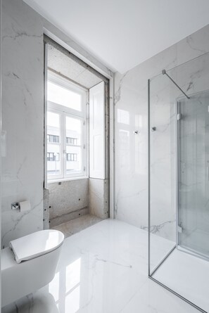 Chambre Standard double | Salle de bain | Douche, douche cascade, serviettes fournies